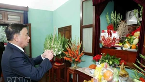 Tran Cam Tu, membre du Bureau politique et permanent du Secrétariat, offre l'encens en hommage au Président Hô Chi Minh le 10 février à la Maison 67. Photo : VNA 