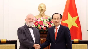 Le Hoai Trung, membre du Bureau politique et ministre des Affaires étrangères du Vietnam (droite) et Hynek Kmonicek, ambassadeur de la République tchèque. Photo : VNA.