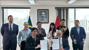 Signature du protocole d’accord entre la Chambre de commerce Brésil–Vietnam (BVC) et la Chambre de commerce et d’industrie Brésil-Vietnam de l’État brésilien d’Espírito Santo (CCBV-ES). Photo : VNA.