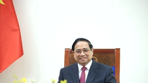 Le Premier ministre Pham Minh Chinh lors de son entretien téléphonique avec son homologue singapourien Lawrence Wong. Photo : VNA. 