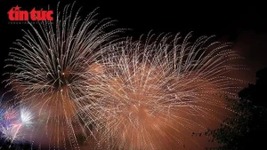 À Hanoï, cœur politique et culturel du pays, le Nouvel An lunaire du Cheval 2026 sera accueilli par 34 sites de tirs de feux d’artifice répartis dans l’ensemble des districts et communes. Photo: le journal Tin Tuc