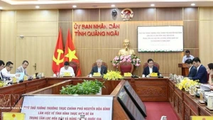 Lors de la séance de travail entre le vice-Premier ministre permanent Nguyen Hoa Binh et les autorités de la province centrale de Quang Ngai. Photo : VNA 