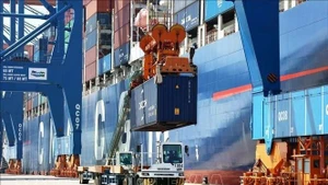Chargement et déchargement de marchandises d'importation et d'exportation au port international de Gemalink. Photo : VNA 