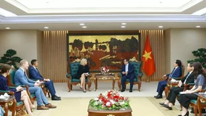 En avril 2025, le Premier ministre Pham Minh Chinh a reçu Mme Susanna Campbell, présidente du groupe suédois Syre, qui souhaite faire du Vietnam le premier centre mondial du textile circulaire à haute technologie. Photo : VNA.