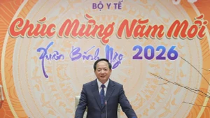 Trinh Van Quyet, membre du Bureau politique et chef de la Commission centrale de la propagande et de la mobilisation des masses adresse ses félicitations au ministère de la Santé à l'occasion du 71e anniversaire de la Journée des médecins vietnamiens. Photo : suckhoedoisong.vn