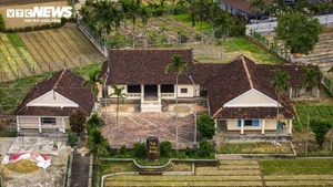 Contempler les maisons centenaires au bord de la rivière Kon, à Gia Lai