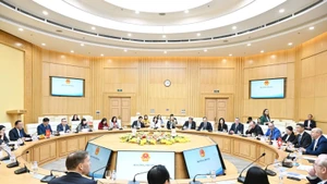 Vue d’ensemble de la séance de travail entre le vice-ministre Nguyen Hoang Long et la délégation d’entreprises suisses et européennes. Photo : moit.gov.vn