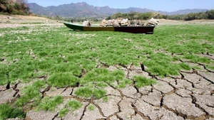 Un bateau échoué dans le lit d’un lac asséché, dans le district de Wonogiri, province de Java central (Indonésie), le 10 août 2023. Photo : Xinhua.