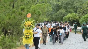 Camp d’été Vietnam 2025 : hommage solennel au tombeau du Général Vo Nguyen Giap