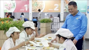 Prendre soin des repas de cantine des ouvriers contribue à stabiliser les relations de travail et à bâtir un environnement professionnel harmonieux et durable. Photo : VNA. 