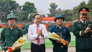 Le président de l'Assemblée nationale, Tran Thanh Man (2e de gauche) à la cérémonie de départ des conscrits de l'année 2026 à Hô Chi Minh-Ville. Photo: VNA 