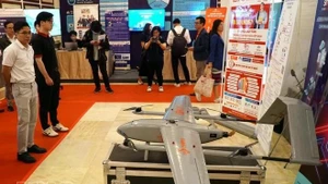 Un espace d'exposition présente des produits technologiques liés à l'IA, l'écosystème de l'IA et les politiques visant à encourager son développement à Da Nang. Photo : VNA 