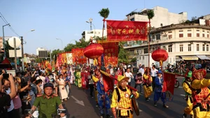 Des milliers de personnes rassemblées à Cho Lon pour assister au défilé du Têt Nguyên Tiêu