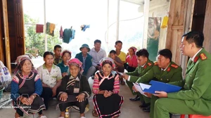 Dans la commune de Hua Bum, des policiers sensibilisent les habitants à l'importance du jour des élections, ainsi qu'à leurs droits et devoirs civiques. Photo : VNA 