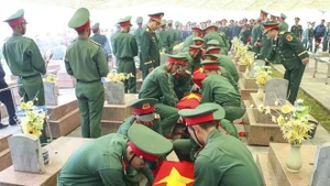 Cérémonie commémorative et d’inhumation des restes des soldats volontaires vietnamiens tombés. Photo : VNA. 