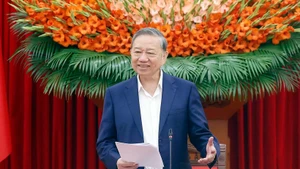 Le secrétaire général du Parti communiste du Vietnam (PCV), To Lam, s'exprime lors de la séance de travail. Photo: VNA 