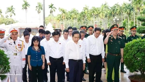 Le président de l'Assemblée nationale, Tran Thanh Man et une mission l'accompagnant au site historique national de Nga Ba Giong, dans la commune de Ba Diem, à Hô Chi Minh-Ville. Photo : VNA 