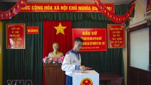 Du 1er au 3 mars, une mission électorale anticipée de la Région navale 2 a organisé le vote pour les électeurs stationnés sur les plateformes DK1, les navires en service et les pêcheurs opérant dans la zone de Ba Ke. Photo: VNA 