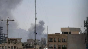 De la fumée s'élève après les frappes aériennes américaines et israéliennes sur Téhéran, en Iran, le 1er mars 2026. Photo : Xinhua/VNA 