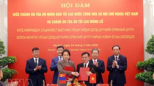 Cérémonie de signature d'un protocole d'accord de coopération entre l'Académie de la Cour du Vietnam et l’Institut de formation, de recherche et d'information judiciaires de Mongolie. Photo: VNA 