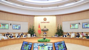 Le Premier ministre Pham Minh Chinh préside la réunion périodique du gouvernement de février. Photo: VNA 