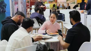 Un représentant d'une entreprise vietnamienne présente ses produits à l'ITB Berlin 2026. Photo : VNA 