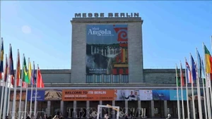 L'espace d'exposition du Vietnam se distingue par ses stands spacieux et visuellement attrayants, mettant en valeur les produits phares des entreprises ainsi que des symboles culturels vietnamiens. Photo: VNA 