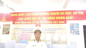 Le lieutenant-colonel Nguyen Quoc Tuan, exprime sa confiance à travers chaque bulletin de vote.