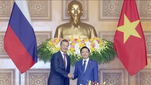 Le vice-Premier ministre Tran Hong Ha (gauche) et le premier vice-président du Conseil de la Fédération de Russie, A. V. Yatskin. Photo : VGP 