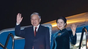 Le secrétaire général du Parti communiste du Vietnam (PCV), To Lam, et son épouse, accompagnés d'une délégation de haut niveau, ont quitté l'aéroport international de Wattay à Vientiane, concluant avec succès leur visite d'État au Laos. Photo : VNA. 