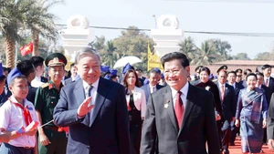 Le secrétaire général To Lam (à gauche) et le secrétaire général et président du Laos, Thongloun Sisoulith. Photo : VNA. 