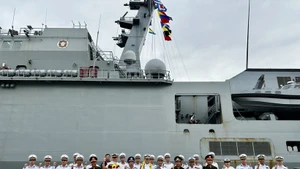 Cérémonie de bienvenue en l’honneur de l’équipage du navire-école ROKS Hansando de la marine sud-corénne, à Dà Nang. Photo : VNA. 