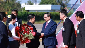 Le Premier ministre Pham Minh Chinh arrive à l’aéroport international de Wattay, à Vientiane, entamant son séjour au Laos pour participer à une réunion de haut niveau entre les deux Partis et coprésider la 48e réunion du Comité intergouvernemental Vietnam–Laos. Photo: VNA 