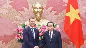 Le président de l'Assemblée nationale (AN), Tran Thanh Man (droite) rencontre le premier vice-président du Conseil de la Fédération de Russie, Andrey Vladimirovich Yatskin. Photo : VNA. 