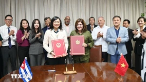 La vice-ministre vietnamienne de l’Industrie et du Commerce, Phan Thi Thang, et la vice-ministre cubaine du Commerce international et des Investissements étrangers, Deborah Rivas Saavedra, signent le procès-verbal de la réunion. Photo : VNA 