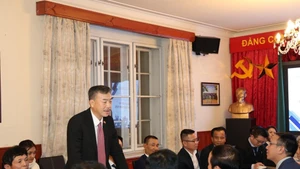 L'ambassadeur du Vietnam en République tchèque, Duong Hoai Nam lors de la conférence Photo : VNA. 