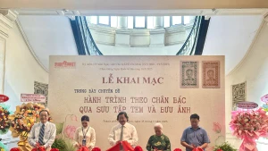 Des délégués coupent le ruban inaugural de l'exposition thématique "Sur les traces de l'Oncle Hô à travers une collection de timbres et de cartes postales". 