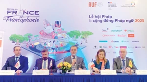 L'ambassadeur de France au Vietnam, Olivier Brochet (au centre), partage des informations sur le programme du Festival français et de la Francophonie 2025.