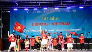 Un numéro artistique d'enfants vietnamiens dans le cadre de la « Journée de la culture vietnamienne » au zoo de Leipzig. Photo : VNA.