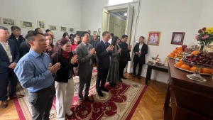 L'ambassadeur du Vietnam en Roumanie Dô Duc Thành, son épouse et les délégués offrent de l'encens en mémoire du Président Hô Chi Minh. Photo: VNA