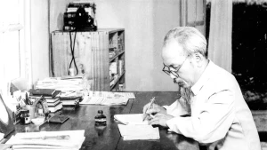 Le Président Hô Chi Minh travaille dans la maison 54 à Hanoï. Photo d'archives: VNA