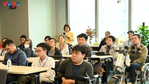 De nombreux jeunes handicapés participent aux cours d’alphabétisation numérique, organisés en présentiel et en ligne. Photo : Phuong Thoa/VOV.