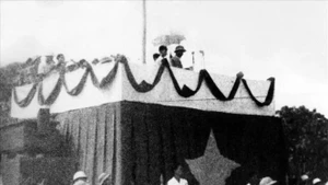 Le matin du 2 septembre 1945, sur la place Ba Dinh, le président Ho Chi Minh a lu la Déclaration d'indépendance, donnant naissance à la République démocratique du Vietnam. Photo : VNA.