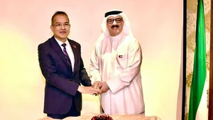 L'ambassadeur vietnamien au Koweït, Nguyen Duc Thang (à gauche), et Abdulmohsen Ali Alattar, chef du département des organisations internationales du ministère koweïtien de l'Industrie et du Commerce, lors de la cérémonie. 