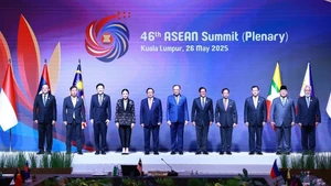 Dirigeants des pays membres de l’ASEAN et du Timor-Leste lors du 46e Sommet de l’ASEAN. Photo : VNA. 