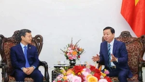 Le vice-Premier ministre Tran Hong Ha (à droite) et Chen Sichang, directeur général de la China Civil Engineering Construction Corporation (CCECC), à Hanoi, le 14 mai. Photo : VNA. 