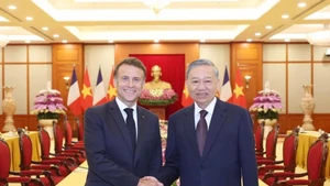 Le secrétaire général du Parti communiste du Vietnam, Tô Lâm (à droite), et le président français Emmanuel Macron, le 26 mai à Hanoï. Photo : VNA.