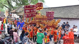 Cette année, la fête traditionnelle du village de Uoc Le s’est déroulée du 7 au 9 avril, attirant la participation de nombreux touristes vietnamiens et étrangers. Photo : laodong.vn