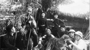 Moments de repos du Président Ho Chi Minh lors d'une mission dans le maquis du Viêt Bac, pendant la guerre contre le colonialisme français. Photo d'archives : VNA. 