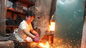 De nombreux jeunes et touristes étrangers sont enthousiastes à se transformer en forgerons et à fabriquer par eux-mêmes des couteaux uniques. Photo : baovanhoa.